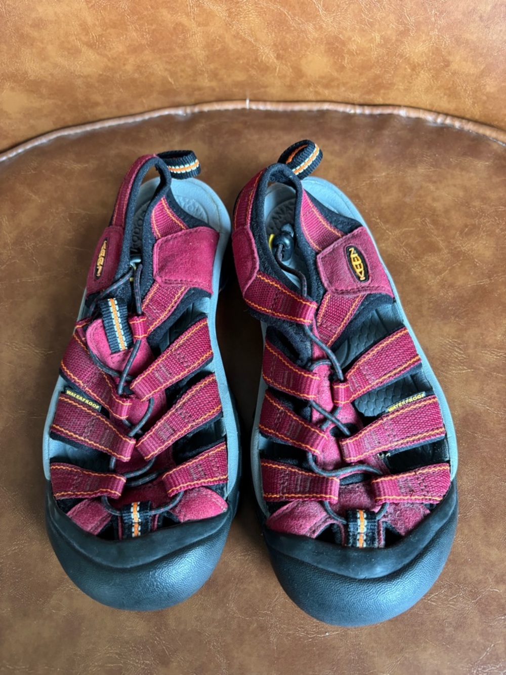 KEEN Newport H2 Outdoor Hiking Sport Water Sandals Red Black Closed Toe US 6 - Picture 3 of 6